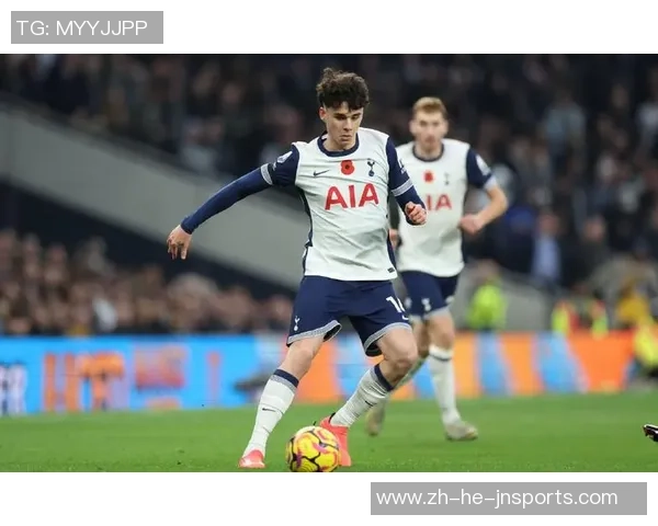 晚旗报：阿奇-格雷在练习中拉伤小腿，热刺的伤病名单到达十人